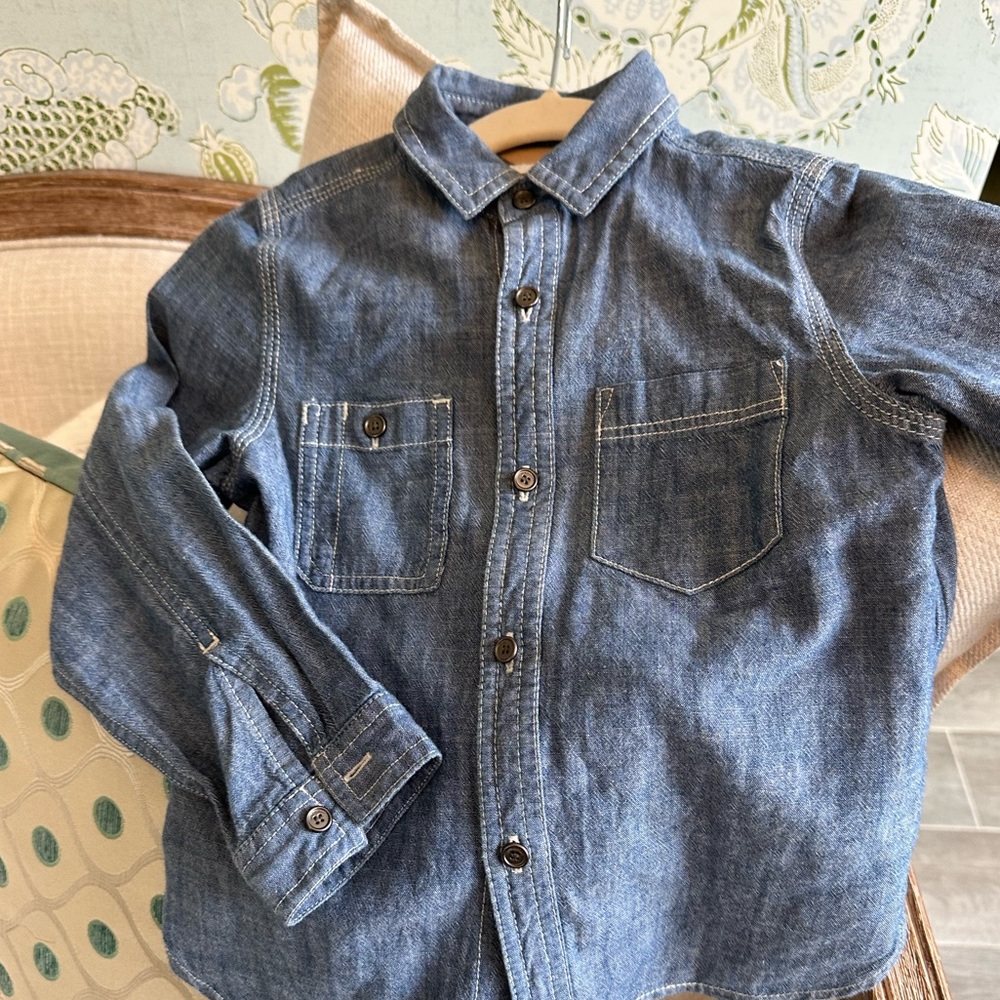 Boys denim light weight Burberry collar/Oxford shirt. Size 5 years.